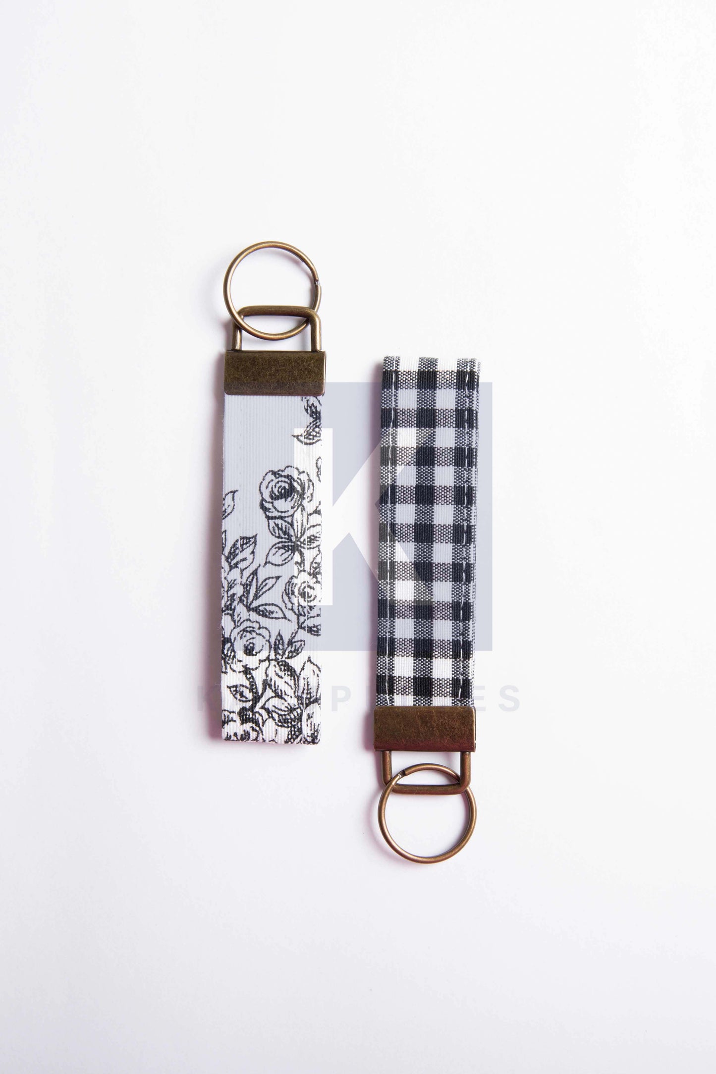 Llavero con anilla color bronce personalizable en estampado y nombre.