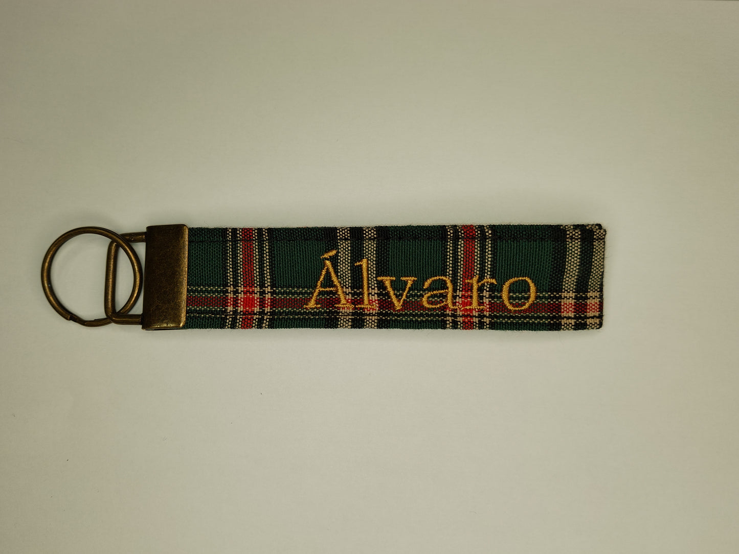 Llavero con anilla color bronce personalizable en estampado y nombre.